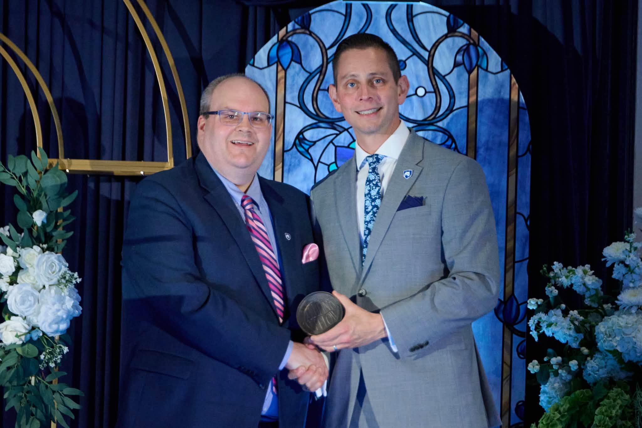 Jonathan accepting the Alumni Fellow award.